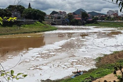 Bất ngờ với nguyên nhân sông Kỳ Cùng nổi bọt trắng xóa như băng trôi
