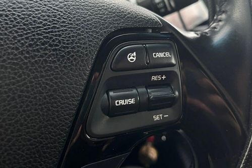 Vì sao hệ thống Cruise Control vắng bóng trên hầu hết ô tô số sàn?