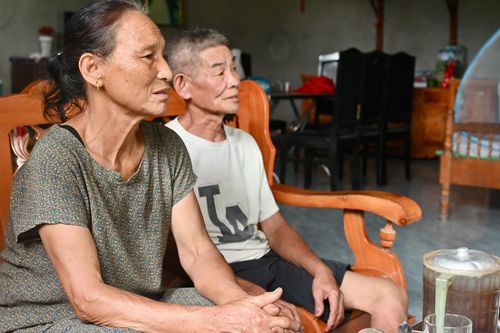 Những người vợ lặng thầm 'vá vết thương chiến tranh' cho chồng