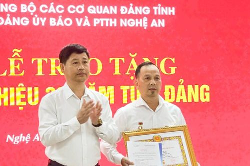 Đảng ủy Báo và phát thanh, truyền hình Nghệ An tổ chức trao Huy hiệu 30 năm tuổi Đảng tặng đảng viên