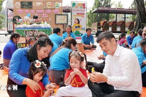 Đưa hệ giá trị quốc gia, văn hóa, gia đình thấm sâu vào đời sống xã hội