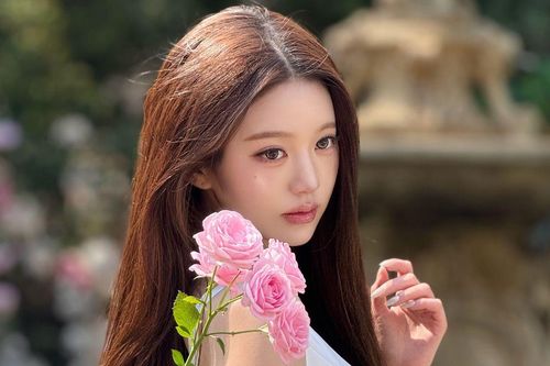 Jang Won Young gây sốt với hành động khác lạ ở sân bay sau ồn ào