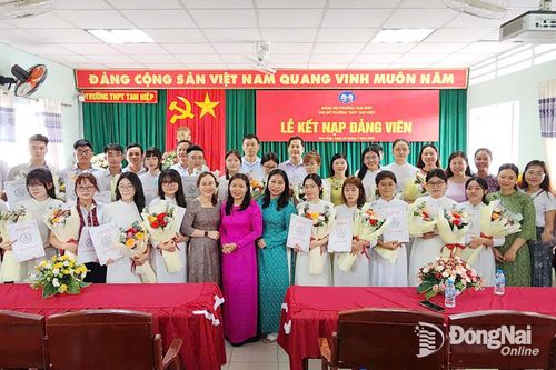 Chi bộ Trường THPT Tam Hiệp kết nạp 21 đảng viên mới