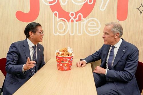 Tổng thống Philippines và Thủ tướng Canada cùng ăn gà rán tại Jollibee