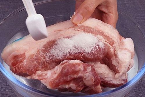Thịt đông cứng như gạch, thêm 2 nguyên liệu này vào sẽ rã đông trong vòng 5 phút