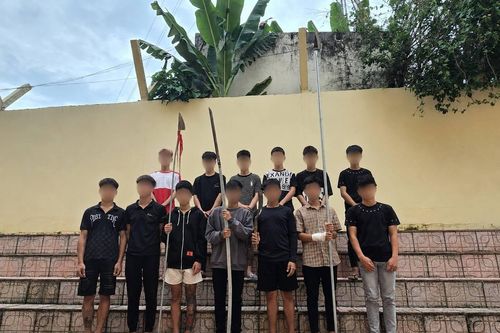 Tạm giữ nhóm thanh thiếu niên ném dao phóng lợn về phía công an để tẩu thoát