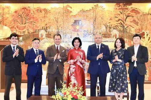 Chủ tịch HĐND TP Hà Nội Phùng Thị Hồng Hà tiếp Đại sứ Azerbaijan và Đại sứ Pakistan