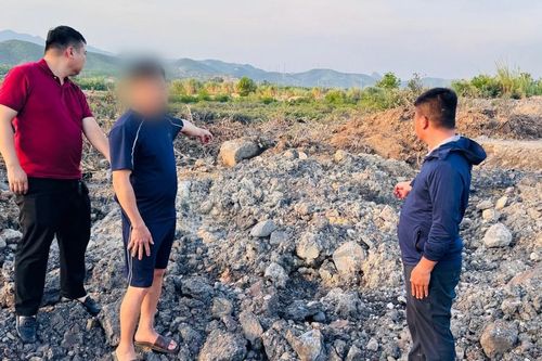 Bắt quả tang đối tượng đổ trộm chất thải, phát hiện hàng trăm tấn chôn lấp trái phép