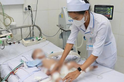 Bệnh viện tuyến tỉnh lần đầu lọc máu liên tục cứu sống bệnh nhi 16 tháng tuổi mắc tay chân miệng nguy kịch