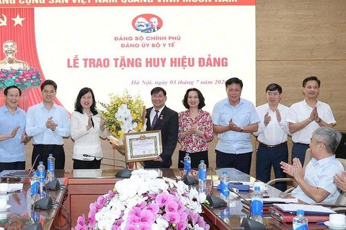 Đảng ủy Bộ Y tế tổ chức trao Huy hiệu 40 năm tuổi Đảng cho cán bộ