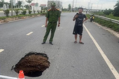 'Hố tử thần' sâu 2 - 3 m giữa đường gom khu công nghiệp