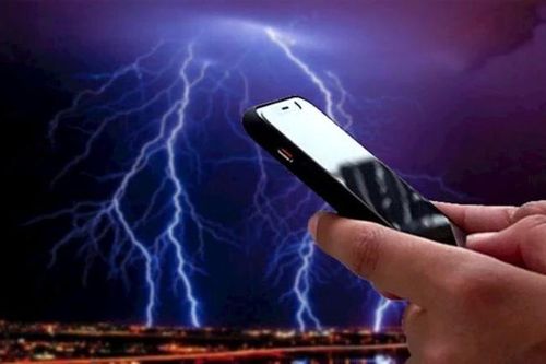 [GALLERY] Điện thoại có hút sét không? Sự thật khiến nhiều người bất ngờ