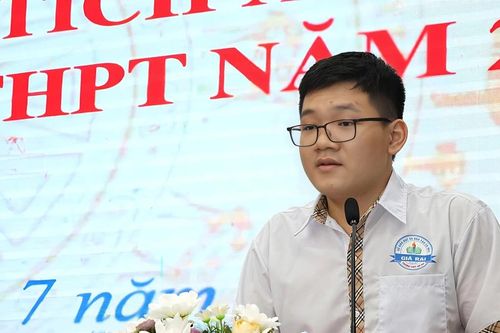 Học sinh đỗ đầu Kỳ thi tốt nghiệp THPT ở Cà Mau xúc động tri ân cha mẹ, thầy cô