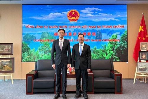 Tổng Lãnh sự Bùi Nguyên Long tiếp đoàn Đại học Chính pháp Tây Nam, Trùng Khánh