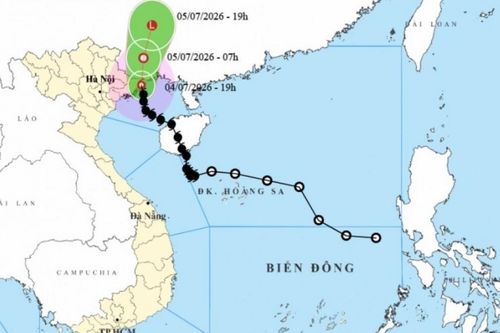 Tâm bão số 1 trên vùng bờ biển Quảng Ninh, di chuyển theo hướng Bắc, sắp suy yếu thành áp thấp nhiệt đới