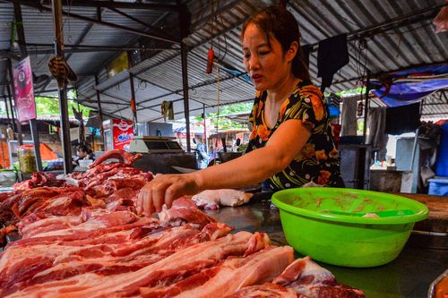 Giá xăng dầu lao dốc, thực phẩm và hàng thiết yếu biến động ra sao?