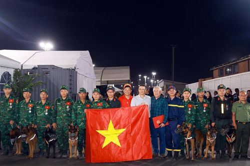 Tổng thống lâm thời Venezuela trao huân chương cho quân khuyển của Việt Nam