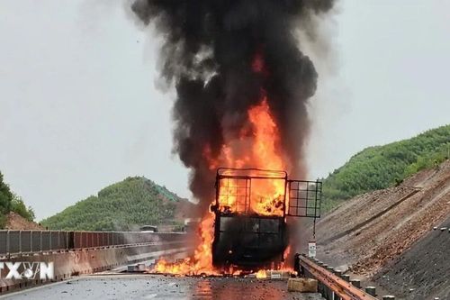 Quảng Trị: Cháy xe tải trên cao tốc Vạn Ninh-Cam Lộ, giao thông ùn tắc kéo dài