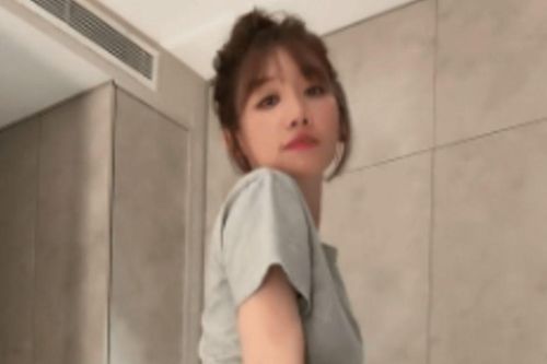 Hari Won gây xôn xao khi trở lại nghề cũ