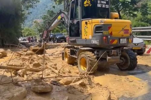 Bùn đất tràn xuống Quốc lộ 4D, giao thông qua xã Cốc San bị ảnh hưởng cục bộ