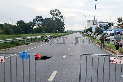Xử lý hố sụt lún trên tuyến đường gom nút giao Yên Bình