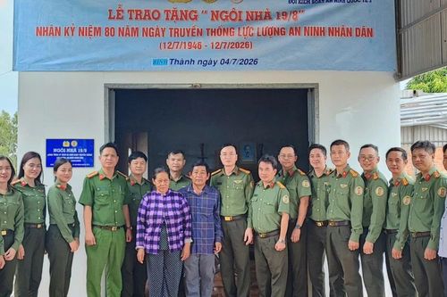 Trao tặng 3 căn nhà tình nghĩa cho gia đình có hoàn cảnh khó khăn