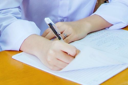 Bài văn 14 trang đạt 9,75 điểm: Có phù hợp với rubric chấm thi môn Ngữ văn 2026?
