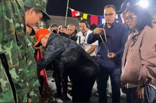 Tổng thống lâm thời Venezuela tặng Huân chương cho quân khuyển của đoàn Việt Nam