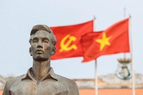 Bác Hồ sống mãi với non sông