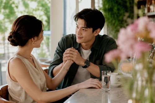 Phụ nữ yêu người kém tuổi: Đừng để nỗi sợ già đi quyết định hạnh phúc