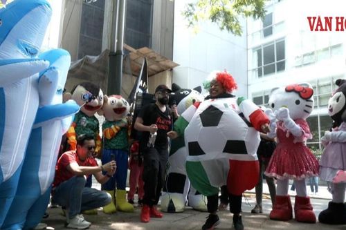 Kỳ lân, gấu Bắc Cực và chiếc loa khổng lồ: Cổ động viên Mexico 'lên đồ' chờ đón tuyển Anh