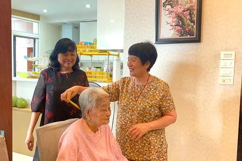 Thương và thấu hiểu thì được thôi