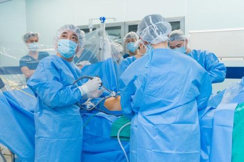Người đàn ông bay hơn 7.000km sang Việt Nam chữa ung thư