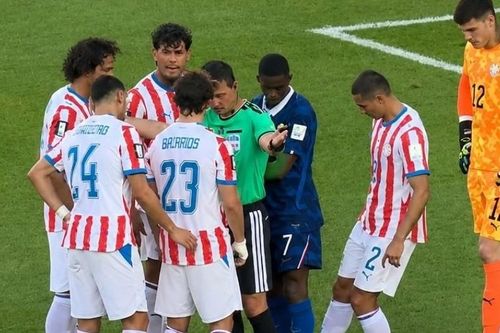 Dembele 'gài bẫy' đối thủ trên chấm 11m để Mbappe hạ đẹp Paraguay