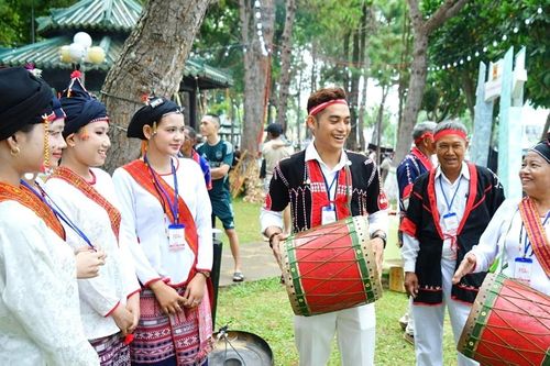 Phá vỡ lệ ngàn đời: Người phụ nữ đầu tiên đánh trống K'toang