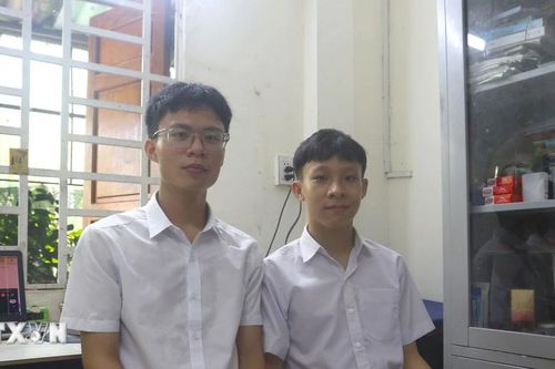 Đôi bạn thân cùng viết tên lên bảng vàng thủ khoa của tỉnh Quảng Trị