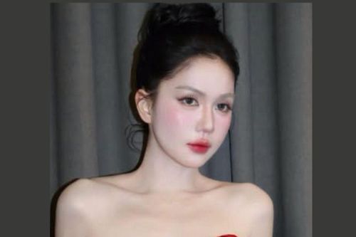 Ngọc Trinh khoe sắc vóc quyến rũ trong váy cúp ngực đỏ nổi bật