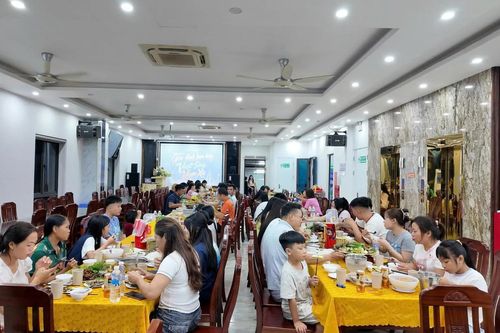 Chủ khách sạn mổ lợn đãi du khách mắc kẹt trong bão trên đảo Cô Tô