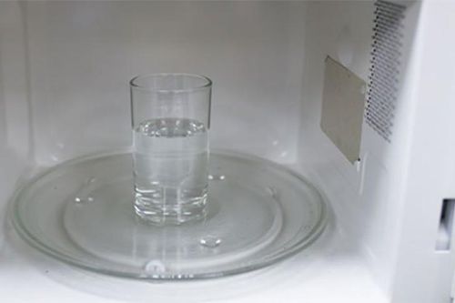 Vì sao nhiều người đặt một cốc nước trong lò vi sóng sau khi sử dụng? Mẹo đơn giản giúp vệ sinh thiết bị dễ dàng hơn