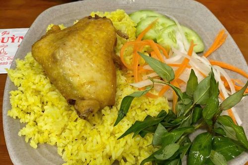 Gần 50 người đau bụng, nôn ói phải nhập viện sau ăn cơm gà ở Cam Ranh