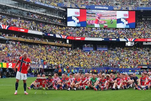 Na Uy tái hiện màn ăn mừng thương hiệu sau khi hạ Brazil