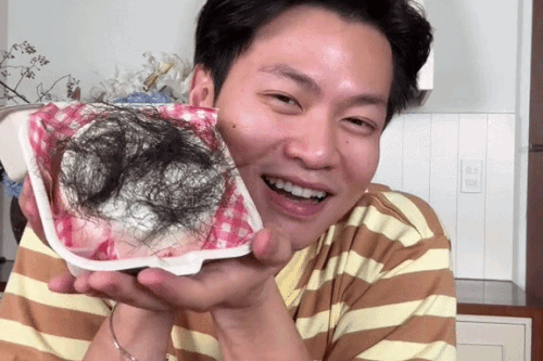 Giới trẻ thi nhau ăn bánh kem dính 'tóc'