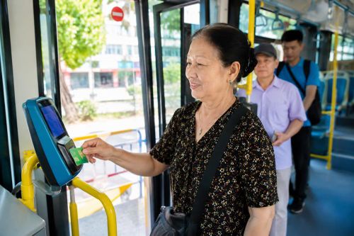 Hà Nội mở đăng kí thẻ xe buýt miễn phí gắn chip: Ai được cấp, cần giấy tờ gì?