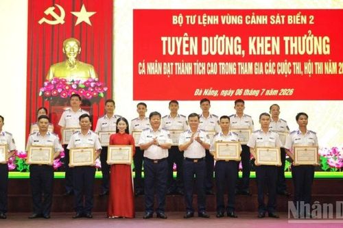 Vùng Cảnh sát biển 2 tuyên dương, khen thưởng các cá nhân đạt thành tích cao tại các hội thi năm 2026