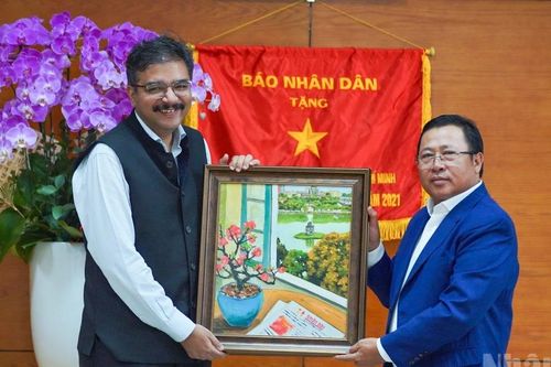 [Ảnh] Tổng Lãnh sự Ấn Độ tại Thành phố Hồ Chí Minh thăm cơ quan Đại diện Báo Nhân Dân tại khu vực miền nam