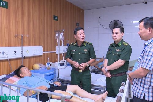 Thăm, động viên Thiếu tá Biên phòng bị thương trong khi làm nhiệm vụ