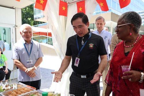 Nhộn nhịp gian hàng của Việt Nam tại WTO Open Day 2026
