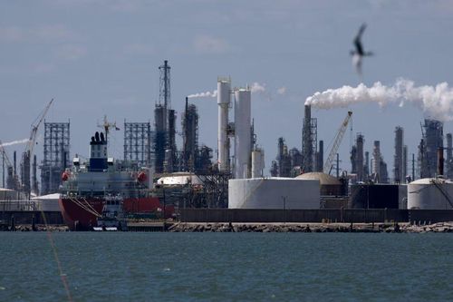 Giá dầu giảm nhẹ khi OPEC+ tiếp tục nâng mục tiêu sản lượng