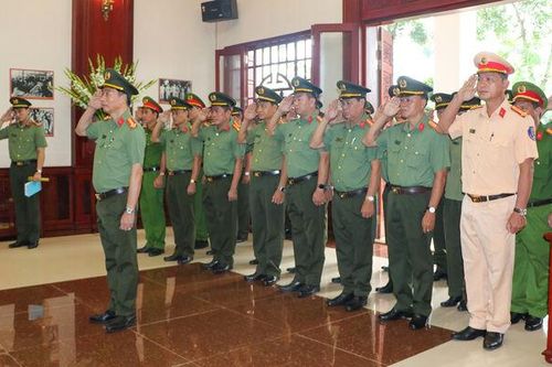 Công an tỉnh An Giang dâng hương kỷ niệm 80 năm Ngày truyền thống lực lượng An ninh nhân dân