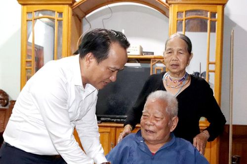 Phó Bí thư Thường trực Thành ủy Đà Nẵng Nguyễn Đình Vĩnh thăm gia đình chính sách tại xã Hùng Sơn